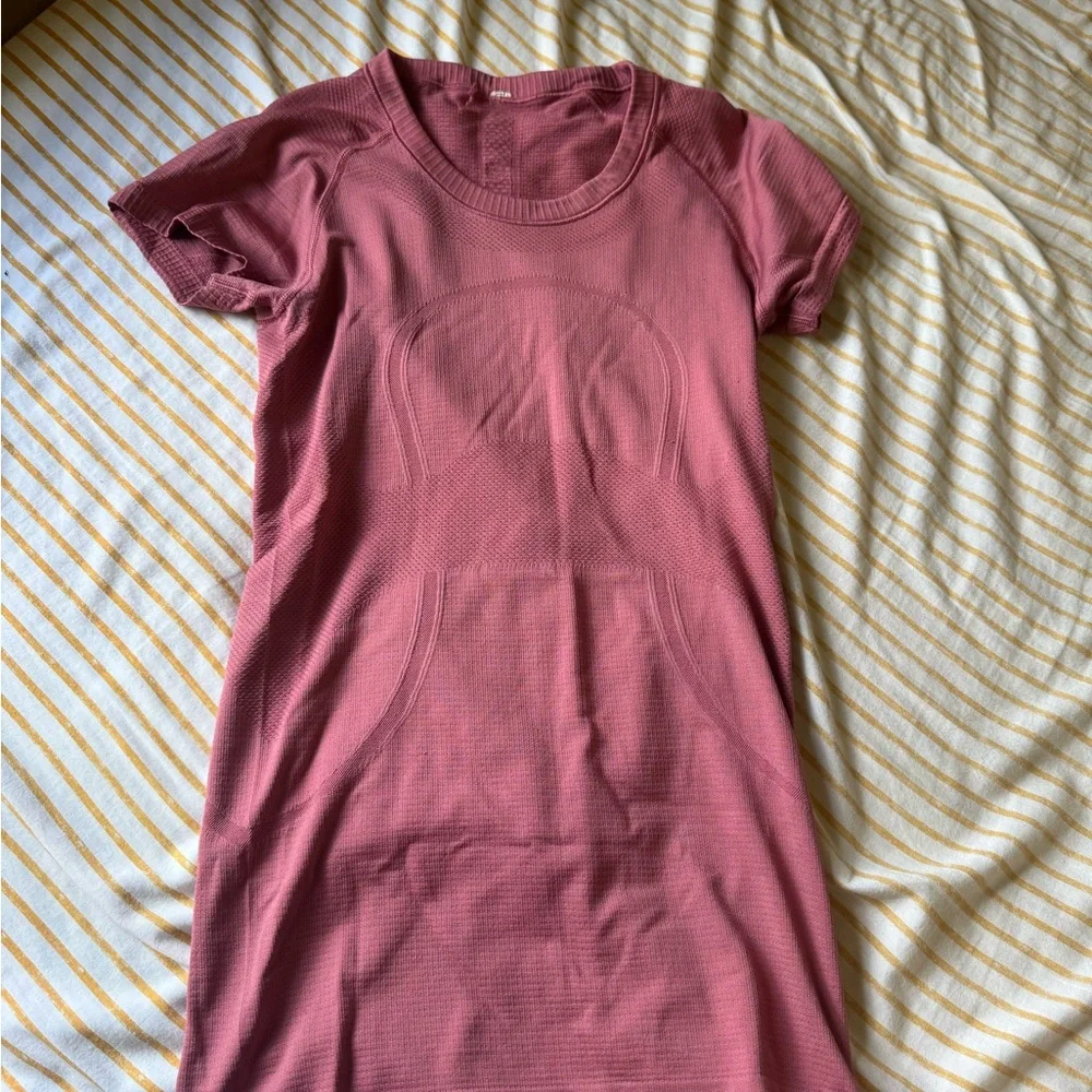 Lululemon Athletica Pink Fitted Short Sleeve T-Shirt - Picture 1 of 3